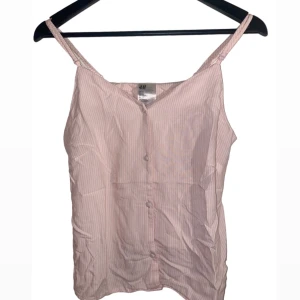 Söt rosa linne - En jättesöt och fräsch linne i storlek M. 👚 Linnet är lounge/sleep wear 💤men skulle också kunnas använda ute.  Linnet är i bra skick 🌸💅🏽🩷