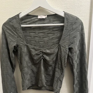 Grön topp - Säljer denna gröna topp från Nelly som jag använt några gånger, men är fortfarande väldigt bra skick! (Bild 2&3 lånade bilder hur dom ser ut på). 