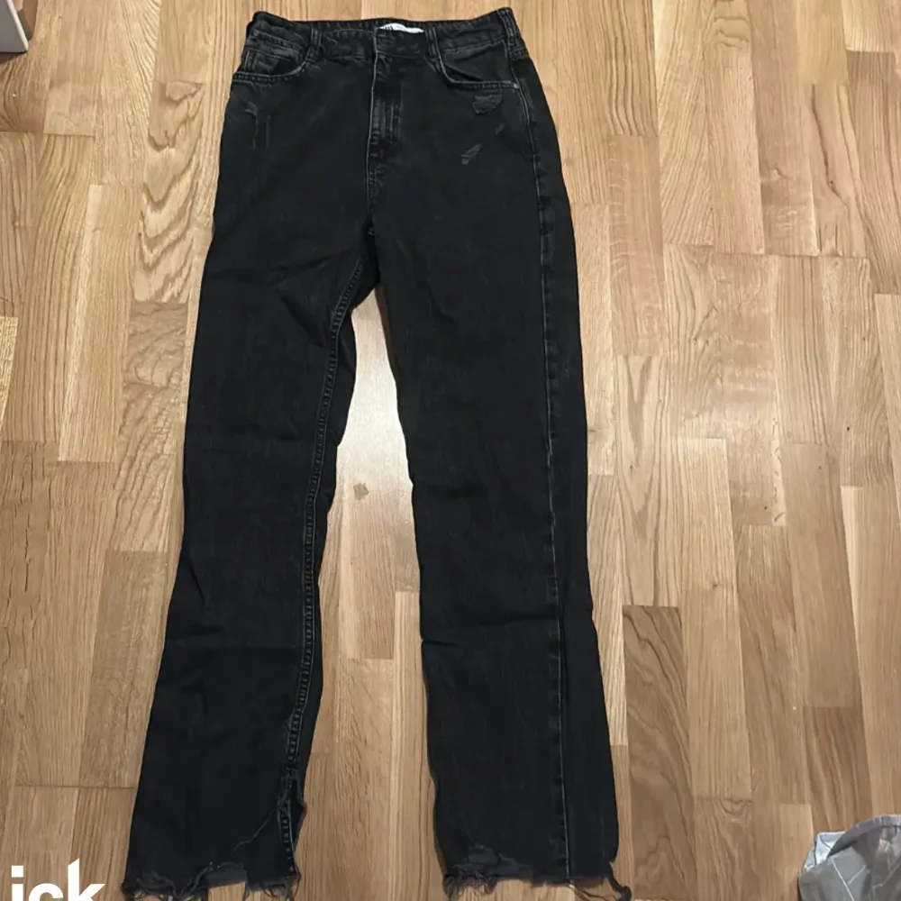 Zara jeans med snygg slitageeffekt vid fötterna och bak. Bra skick, perfekt för modeälskare och för en trendig look!. Jeans & Byxor.