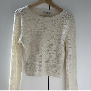 Stickad tröja - Krämvit tröja från Mango, stl S🤍Skriv för fler bilder eller om ni har några frågor!!