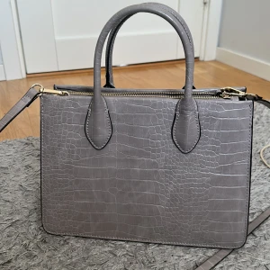 Väska  - Säljer denna väskan för den inte kommer till användning tyvärr 