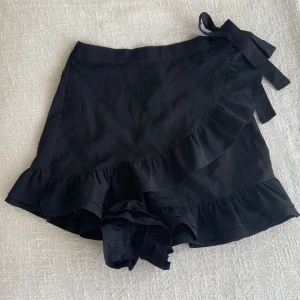 Shorts - Shorts som ser ut som en kjol. Har Knyt på sidan och volang detalj. Väldigt luftiga och sköna. Använd ett fåtal ggr. Passar även xxs.