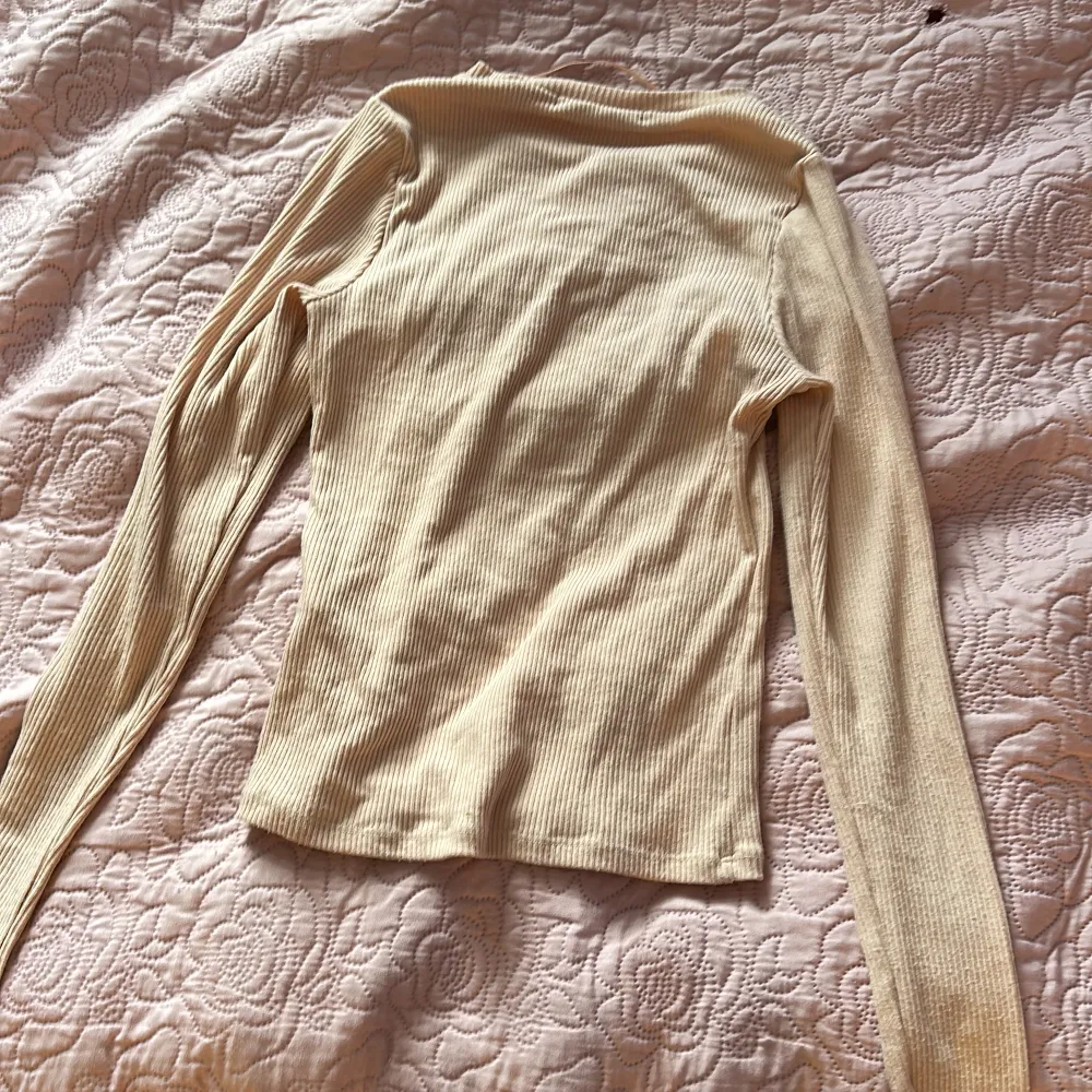En perfekt höst tröja. Den är i storlek XS men kan även passa S då den är väldigt stretch. Använd ett väldigt fåtal gånger, den är i bra skick. Färgen är lite beige rosaaktig. . Toppar.