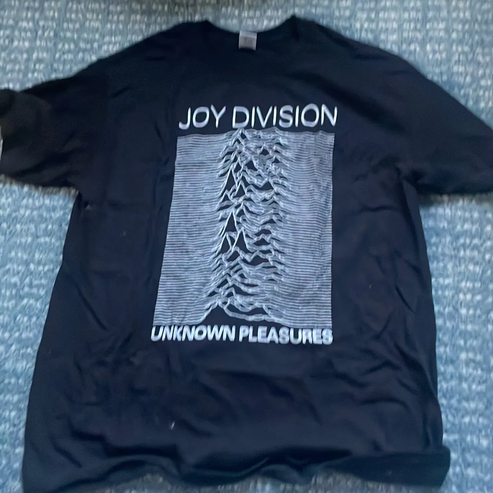 Snygg tröja med tryck, unknown pleasures . T-shirts.