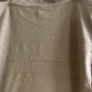 Grön GinaTricot top - Säljer nu denna supergulliga, populära och helt slutsålda top ifrån GinaTricot då den tyvärr inte längre passar mig. Toppen har inga som helst defekter och vid frågorna det bara att höra av dig🤍