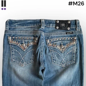 M26 lågmidjade bootcut missme jeans  - M26 MissMe jeans i model Boot 💜 Tag 28W 💜Midja (rakt över) 39cm 💜 Innerben 84cm 💜 Ytterben 109cm 💜 Benöppning 21cm 💜 nedgångna 💜Våra mått blir W=30 och L=33 💜 Men jämför alltid måtten med ett par jeans som sitter bra 💜