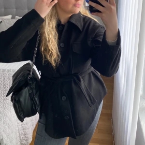 Kappa svart  - Knappt använd kappa från gina, köptes för 900kr förra året. Storlek XS