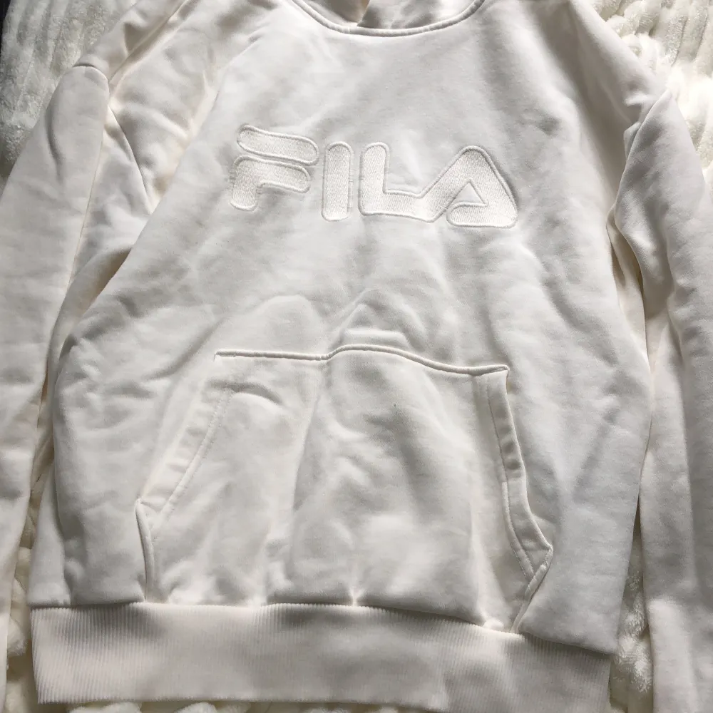 En sprillans ny vit hoodie från fila🥰 fick i julklapp men har aldrig kommit till användning då jag har en annan likadan❣️ nypris 560kr☺️. Hoodies.