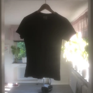 Tshirt - Marinblå tshirt, aldrig använd. M men den är liten i storleken 