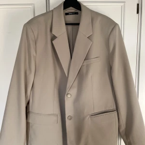 Oversize kavaj - Oversize kavaj från Gina Tricot. Superfint skick! Storlek XL men jag är vanligtvis M/L i överdelar. 