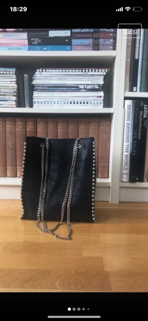 skolväska  - skolväska rostig kedja till handtag , damsugas innan den säljs