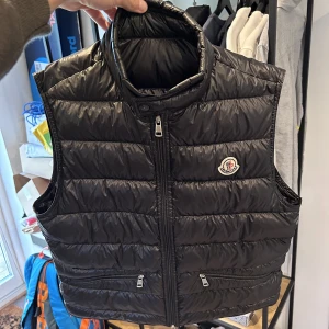 Moncler Gui - Moncler Gui väst i size 2 - S/M i utmärkt skick 9/10. Kvitto från mytheresa, nypris 7200 mitt pris 3400. Bara att skriva vid frågor eller funderingar! 