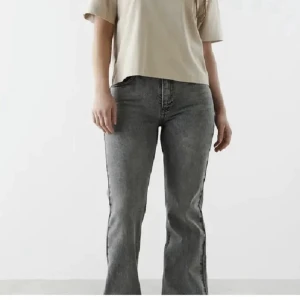 Low waist jeans - Ett par av mina favoriter men jag inte kommer behöva eftersom jag flyttar utomlands! De går inte att få tag i längre. Köpte för 600 men säljer för 250