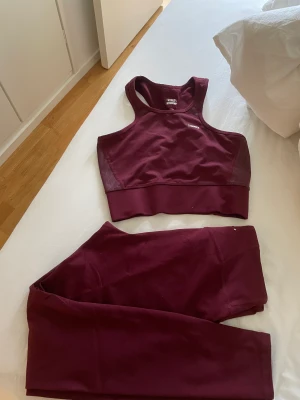 Träningsset från stronger - Set från stronger. Använt, vissa av de fast klistrade märkena, exempelvis stronger loggan har börjat lossna något. Annars finns det inget att anmärka på. Tights i storlek M, topp i storlek M