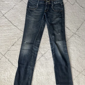 Snygga mörkblåa jeans  - Mörkblåa jeans från g-star som är tyvärr för små på mig !