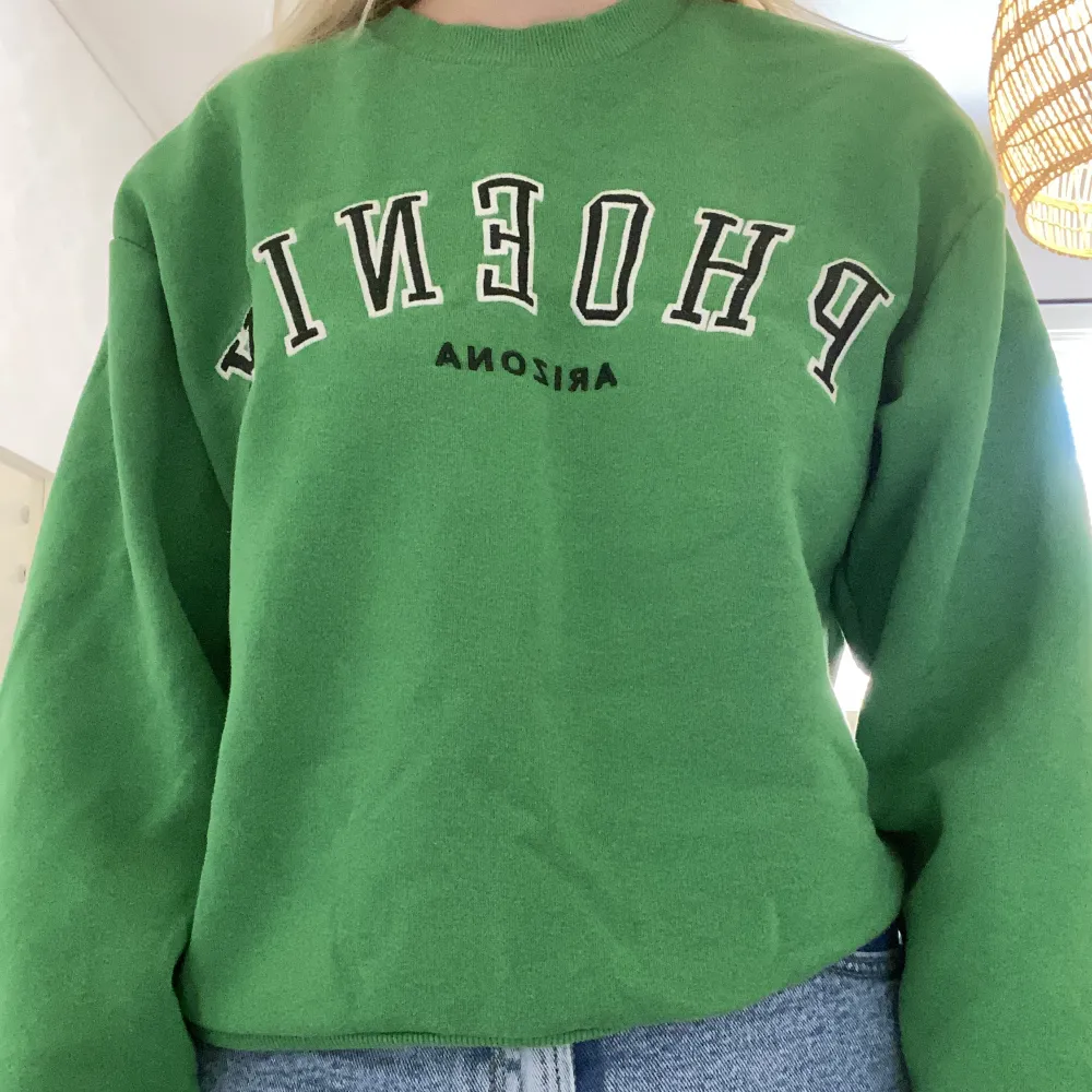 Super fin sweatshirt från Gina tricot i storlek XS. Använd några gånger men är i bra skick.. Tröjor & Koftor.