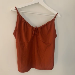 kopparfärgad topp - knappt använd så i jättefint skick🤍 liten i storleken så passar en m