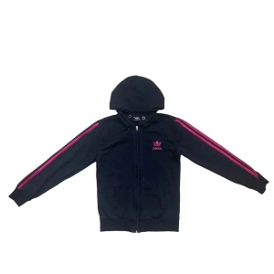 adidas zip-up hoodie - Säljer denna svarta hoodie med rosa detaljer💓Plagget har tecken på användning och saknar snören samt smycket till dragkedjan(se bild 3) därav det låga priset🤍DMa mig för eventuella mått eller frågor! Läs igenom annons/bio noggrant❣️