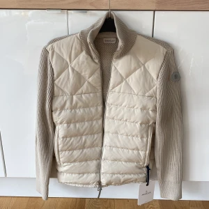 Moncler Cardigan/Jacka - Säljer en helt ny Moncler cardigan/jacka. Inte original. Aldrig använd, vid intresse skicka meddelande! Storlek: M Skick: Ny