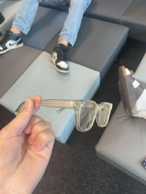 Chimi  - Chimi glasögon light yellow. Dustbag och låda kommer med.   Nypris :1250kr
