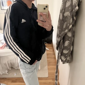 Adidas kofta - Fin adidas kofta, använd 1-2 gånger så i mycket fint skick
