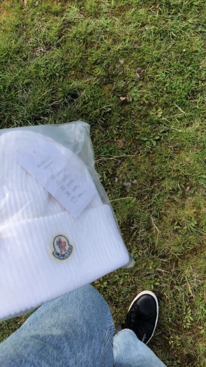 monclar mössa  - Ni står för frakten. skriv till oss om ni har några frågor eller vill ha mer bilder på mössan