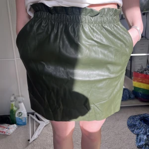 Skinn kjol  - Mörkgrön Skinnkjol med fickor från raglady så fin nu till hösten💜