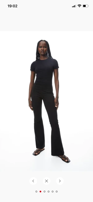 Utsvängda byxor - Säljer dessa helt nya byxor som är köpta på H&M och som just nu är slutsålda i M