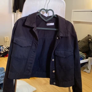 Jeansjacka  - Säljer denna jeansjacka från ginatricot, använt många gånger men i bra skick