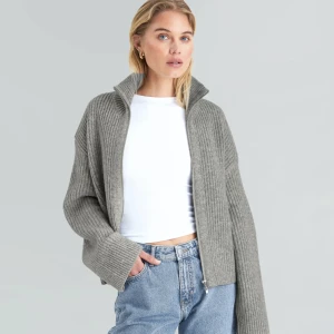 Grå zip up  - Intressekoll på den här oanvända stickade zip up tröjan från BikBok i storlek S. Helt slutsåld på hemsidan. Skriv gärna om ni har några frågor eller förslag på pris💖