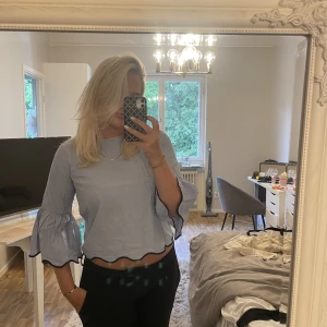 Söt blå blus - En skitsöt blå/vit randig blus i skjortmaterial med trekvarts ärmar från zara💙💙 säljer då den är förliten för mig