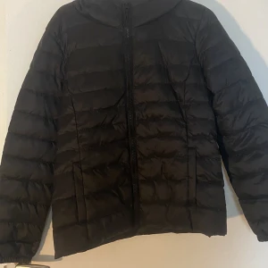 Jacka - Känns som en liten L, jätte skön jacka från Only!