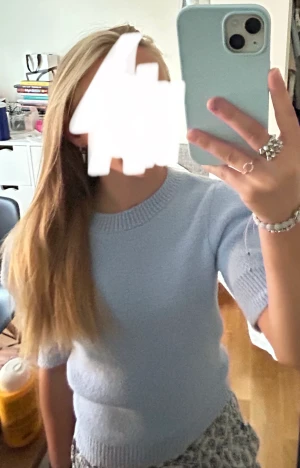 Stickad t shirt zara - Säljer denna super fina stickade t shirt från zara som är jätte skön, det är en jättefin ljusblå med 3 diamanter på sidorna längst ner av armen och två vid kragen, jätte bra skick som ny den är andvänd 2 ggr ny pris är 250, skriv om du undrar något!🥰