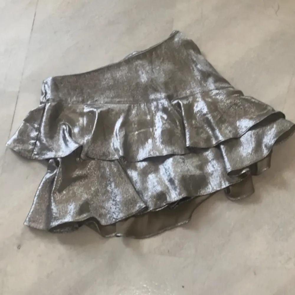 Silver kjol från ZARA. Storlek M, mindre i storleken. Ser ut som ny. Har shorts inuti.. Kjolar.