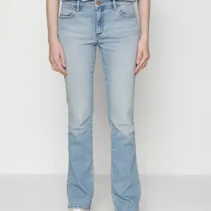 Säljer mina blåa bootcut jeans från Wrangler i storlek 28x32, jeansen är något långa för mig som är 167 och därför finns det små slitningar nedtill💗bilderna är från internet så skriv om du vill få fler bilder💗😊