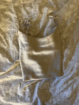 Siden linne  - Säljer detta oanvända linne från Åhléns som jag fick i konfirmations present då den inte passad mig så bra! Jätte skön men funkar också super som en topp för finare tillfällen! 