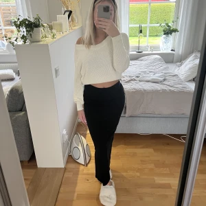 Svart kjol - Säljer den populära kjolen från Gina med slits ibak! Köpt i början av sommaren men har sedan dess bara legat i garderoben. Säljer även tröjan på bilden! ☺️💓