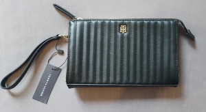 Tommy Hillfinger liten väska/ plånbok/ necessär - Ny liten väska från tommy hillfinger med en liten handtag föär att hänga på handen som kan tas av. Nypria 800   Kan mötas upp