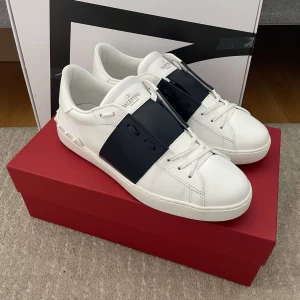 Valentino Open  - Säljer ett par valentino open. ENDAST ANVÄNDA 1 GÅNG! Storlek 43,5! Allt som fås med vid köp tillkommer! Har orderbekräftelse till skorna!  Hör gärna av dig om du har frågor!