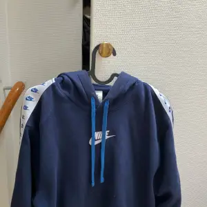 Säljer denna Nike hoodie på grund av att den inte kommer till användning. Sick 10/10 väldigt sparsamt använd pris kan diskuteras vid snabb affär. Ny pris 800