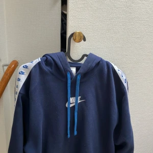 Nike hoodie  - Säljer denna Nike hoodie på grund av att den inte kommer till användning. Sick 10/10 väldigt sparsamt använd pris kan diskuteras vid snabb affär. Ny pris 800