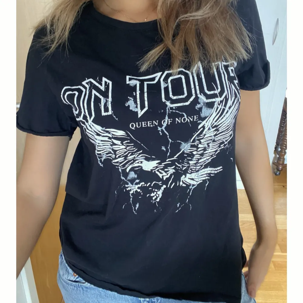 Tshirt från HM. Text: On tour, queen of none. . T-shirts.