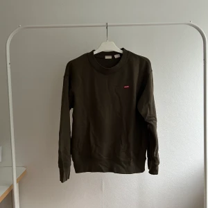 Levi’s tröja - Levi’s mörk grön tröja. Oanvänd bara suttit i ett hörn i nåt år 