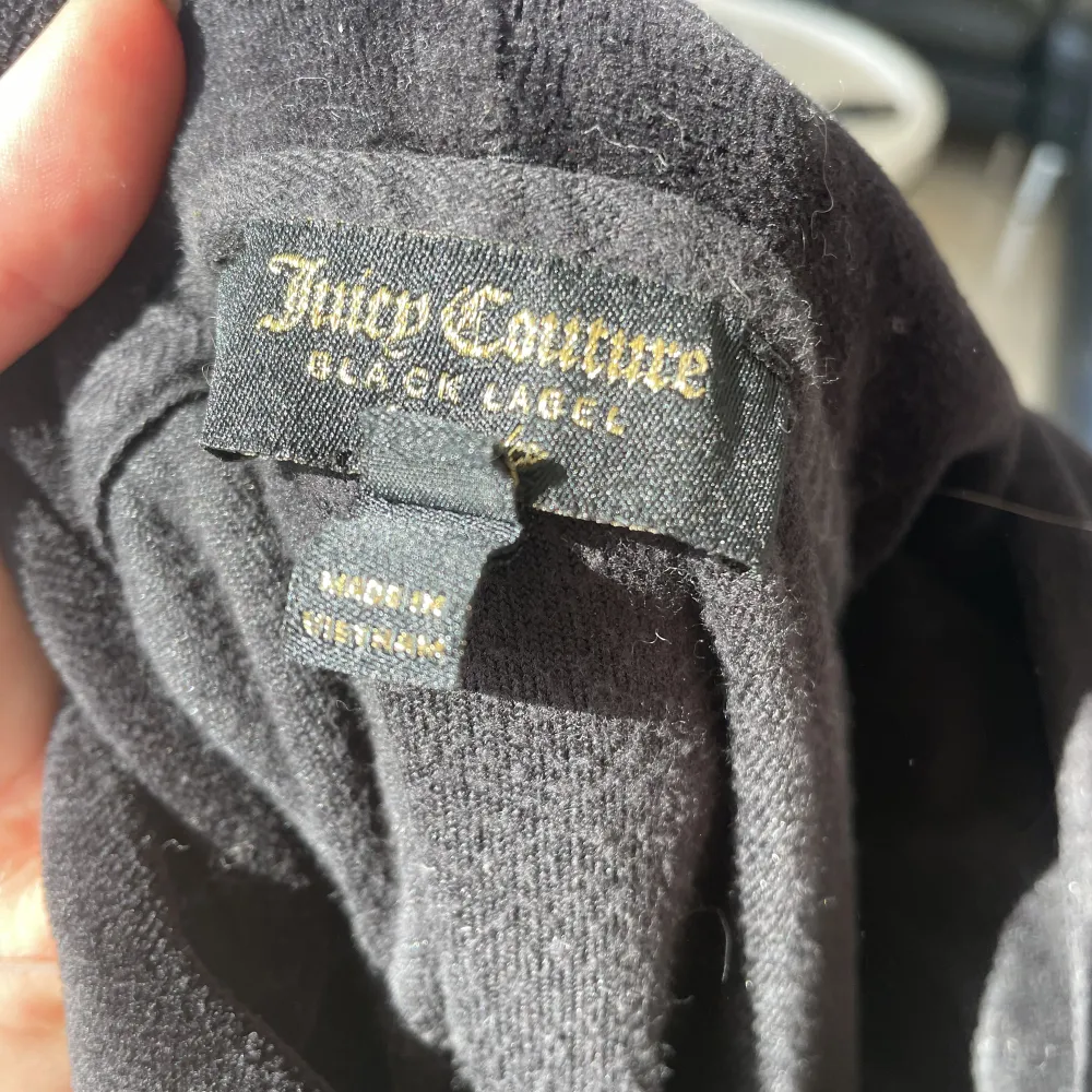 Jättemysig juicy couture hoodie i svart plysch!😻 Fint skick, säljer då den inte kommer till användning💋. Hoodies.