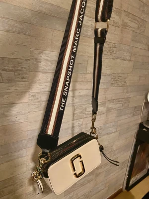 Mini marc Jacobs snapshot - Skicket är som nytt och behöver ges bort till någon som faktiskt vill ha denna fina istället för mig så hör bara av dig 💗
