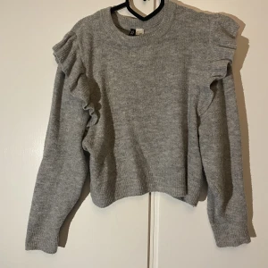 Stickad tröja  - Fin stickad tröja som är använd fåtal gånger. Är lite kortare i modellen. 
