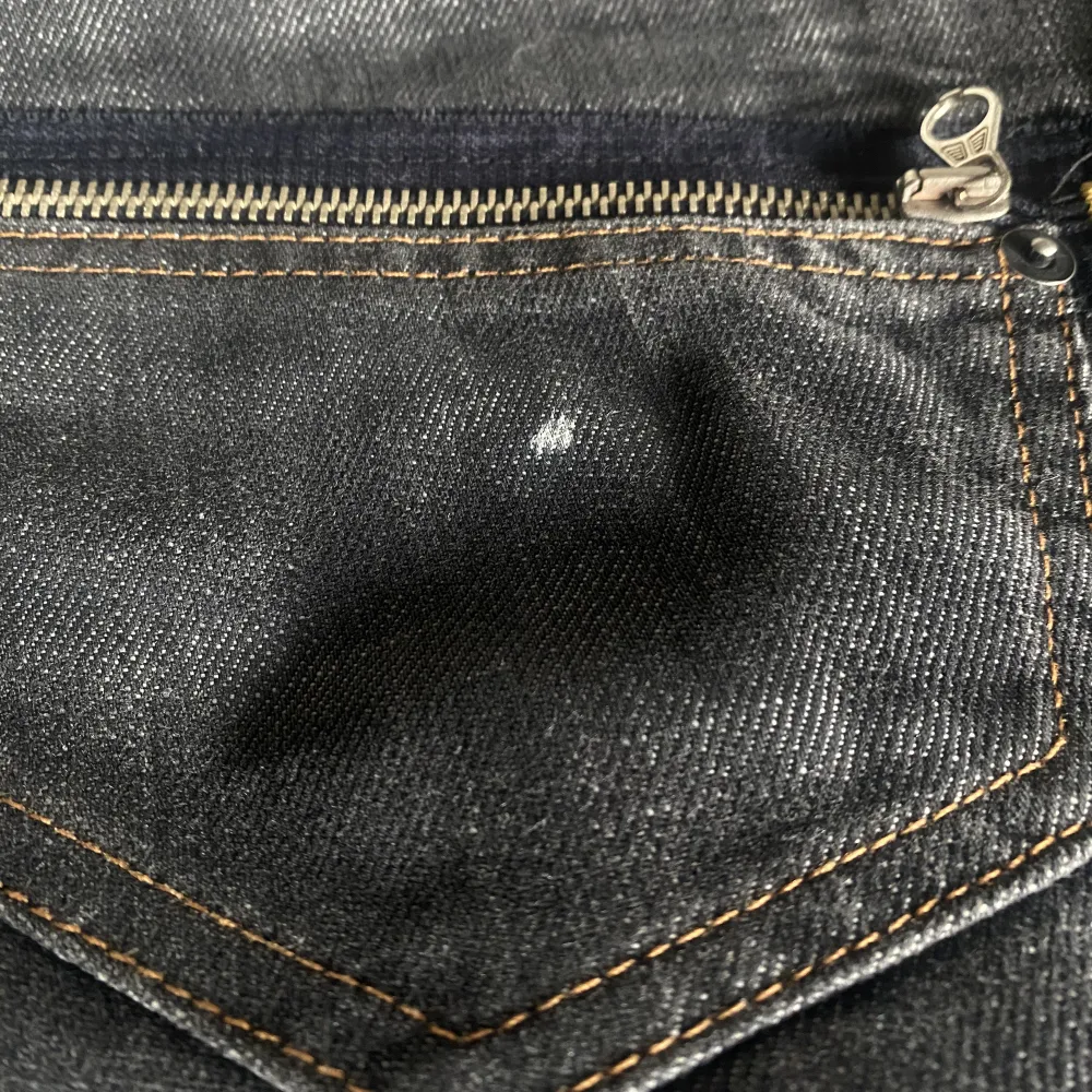 Säljer mina älskade low waist jeans för att de kommer inte till användning längre. Köpta på second hand och är i bra stick, det enda defekten är att de har en pytteliten fläck på en av bakfickorna men inget som syns mycket.🩷🩷 DM vid frågor och bilder🥰. Jeans & Byxor.