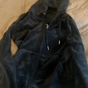 Juicy couture tröja  - Juicy tröja i ca, knappt använd och säljer för den inte kommer till användning 