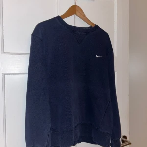 Vintage sweatshirt - Säljer min snygga nike sweatshirt som är köpt vintage! Funkar för både tjejer o killar, storleken är ungefär M men passar snyggt på en S med! Köpte för 500kr och säljer för 200kr! 🌸