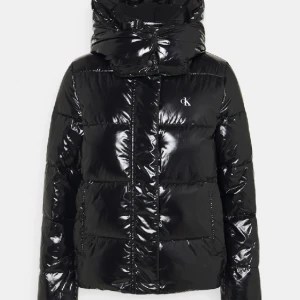 CALVIN KLEIN dunjacka  - Säljer min helt nya Calvin Klein dunjacka då den inte kommer till användning. Jättebra Skick! Bilder lämnas vid förfrågan. Nypris runt 1900, säljer för 1200